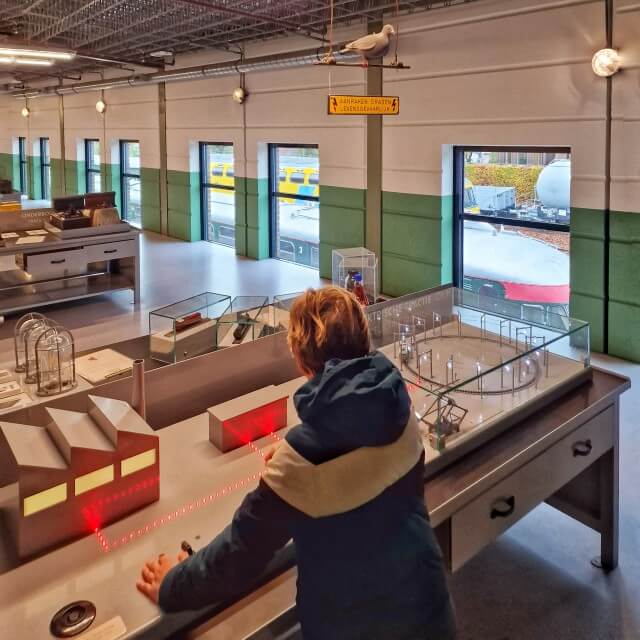 Onze voorjaarsvakantie kids bucketlist: leuke activiteiten voor kinderen. Zoals het Spoorwegmuseum. In het Techlab van het Spoorwegmuseum leer je op een speelse manier over de techniek van de trein. Het is een soort practicum lokaal vol proefjes. Hoe blijven treinen op het spoor, hoe werken de remmen, dat soort vragen. Dit deel van het Spoorwegmuseum is een absolute tip voor nieuwsgierige kinderen.