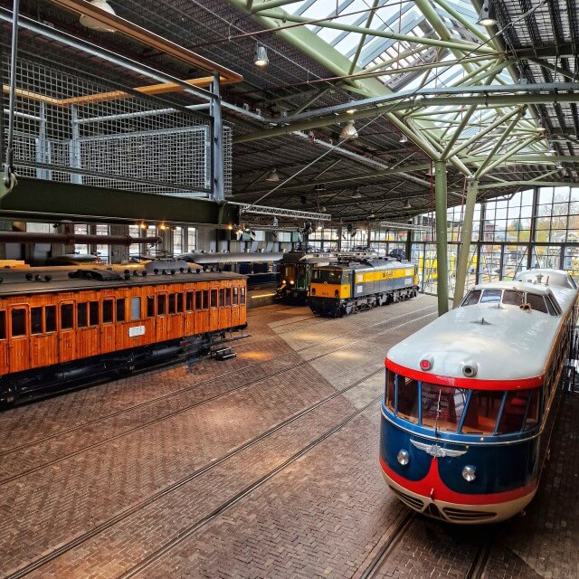 Spoorwegmuseum met kinderen: 10 dingen die je niet wil missen. In de centrale hal van het Spoorwegmuseum staan onder de noemer Treinen door de tijd indrukwekkende oude treinen. 