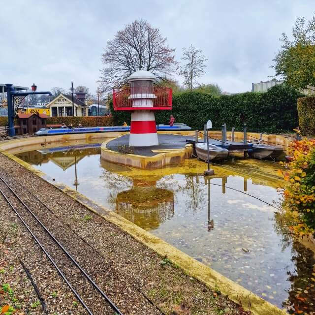 Spoorwegmuseum met kinderen: 10 dingen die je niet wil missen. Buiten heeft het Spoorwegmuseum een minitreintje, waar kinderen een rondje in kunnen rijden. Leuk voor peuters en kleuters, maar onze grote jongen vond het ook pure nostalgie.