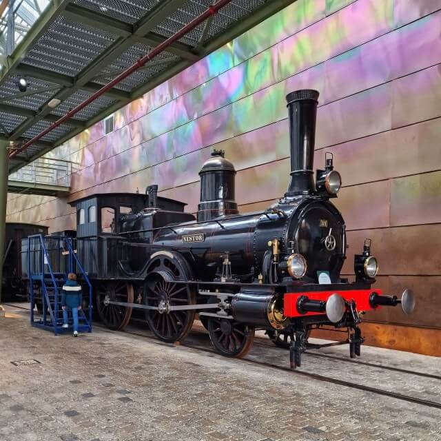 Spoorwegmuseum met kinderen: 10 dingen die je niet wil missen. Het Spoorwegmuseum is het favoriete museum van onze jongen. Hij is er geweest als peuter, kleuter en kind, maar ook als tiener is het nog steeds leuk. In dit artikel delen we dingen die je niet wil missen in het Spoorwegmuseum, maar ook handige tips.