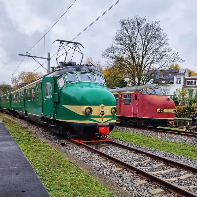 Spoorwegmuseum met kinderen: 10 dingen die je niet wil missen. Buiten staan ook mooie oude treinen. Leuk om foto's mee te nemen!