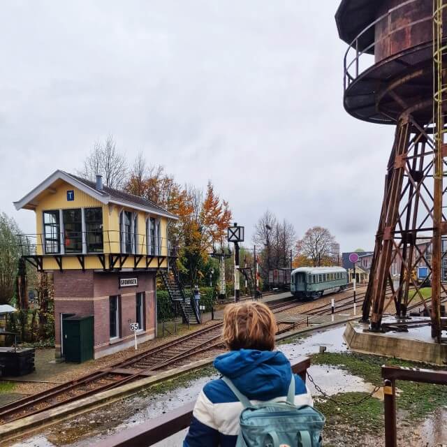 Spoorwegmuseum met kinderen: 10 dingen die je niet wil missen. Buiten kun je ook een kijkje nemen in de oude werkplaats. Je ontdekt hier hoe treinen werden gebouwd en onderhouden. Klim voor het uitzicht ook even naar boven, dat kan op verschillende plekken.