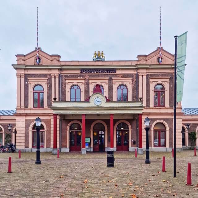 Museum met kinderen: 101x leukste kindermuseum van Nederland. Met jongens en meisjes die gek zijn op treinen kun je naar het Spoorwegmuseum in Utrecht. Natuurlijk kun je hier indrukwekkende historische treinen bekijken. Maar er is nog veel meer. Voor oudere kinderen en tieners zijn er spannende attracties en het Techlab. Voor peuters en kleuters is er een treintje waarin je kunt rijden en een speeltuintje. Een deel van de collectie van het Spoorwegmuseum is buiten. Daardoor kun je met mooi weer ook lekker even in de zon kan zitten.