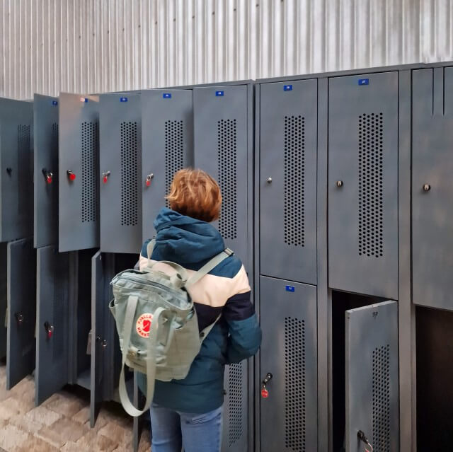 In de centrale hal vind je kluisjes. Zo hoef je dus niet de hele dag met je rugzak te zeulen. 