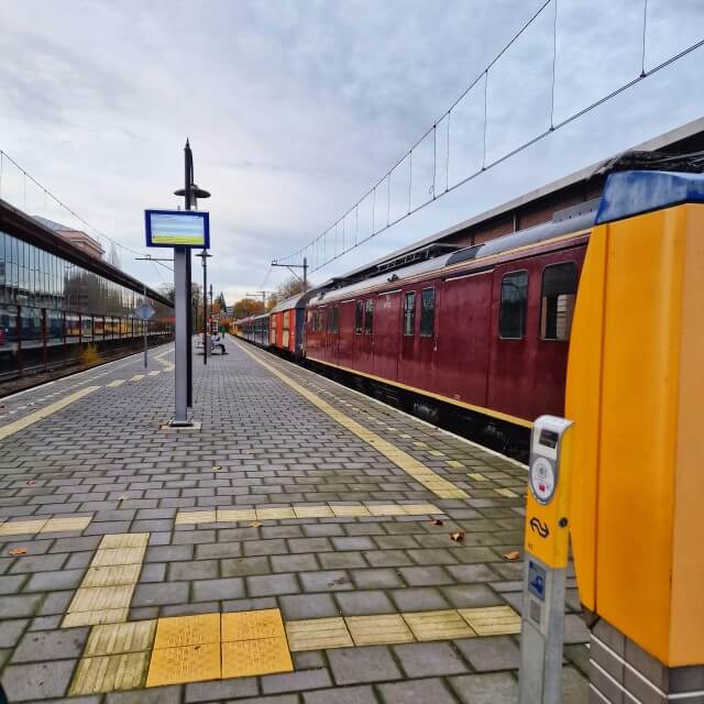 Spoorwegmuseum met kinderen: 10 dingen die je niet wil missen. Je kunt ook met de trein naar het Spoorwegmuseum. Je komt dan midden in het museum aan op het Maliebaan station. Deze trein rijdt vanaf Utrecht Centraal. Maar deze trein rijdt niet altijd, dus check het van tevoren even.