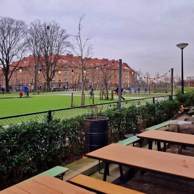 Bar Hout is een kindvriendelijk restaurant in de nieuwe wijk de Houthavens in Amsterdam. Naast het terras zit een groot kunstgras voetbalveld, een houten speeltuin en trampolines. Oftewel: alle ruimte voor kids en tieners. Ook leuk: een wandeling maken door de Houthavens. Wat een toffe buurt is dat, in de stijl van verschillende andere Amsterdamse buurten.