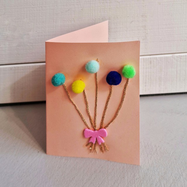 Verjaardag knutselen: leuke ideeën voor jarige kinderen. Deze verjaardagskaart knutselde ons meisje met 10 jaar. Ze gebruikte glitter wol, pompons en een sticker. Leuk voor peuters en kleuters, maar ook voor oudere kinderen en tieners.