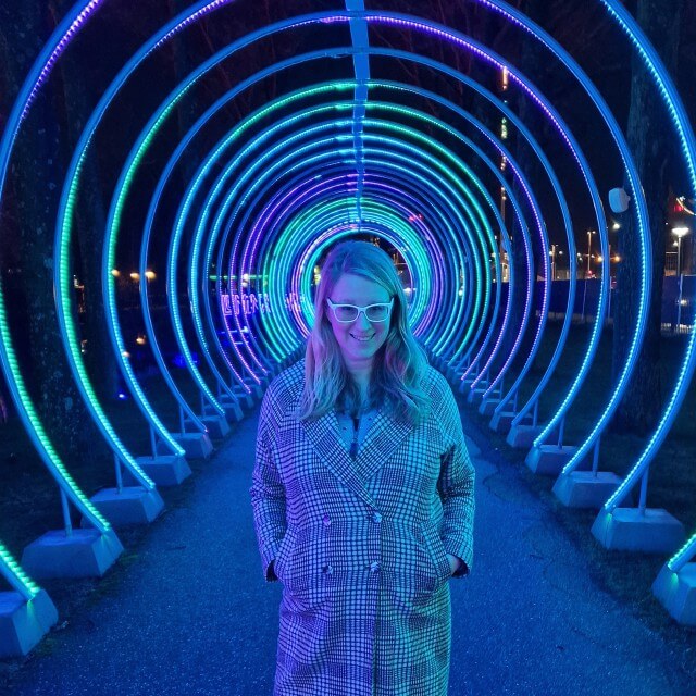 We sloten de kerstvakantie af met een nachtje Eindhoven. Bij Lumina Park bij het Evoluon in Eindhoven maakten we een reis door de tijd langs licht kunstwerken. Van de Romeinen tot de toekomst. 