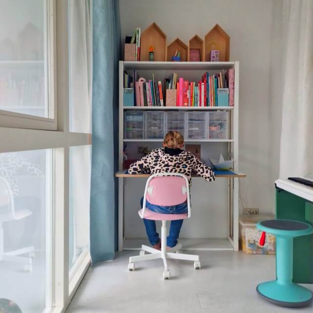 Lundia kast met bureau maken: makkelijke hack voor je stellingkast. Een Ikea hack? Nee een duurzame Lundia hack! Zo kun je van je tweedehands Lundia stellingkast een kast met bureau maken. Met veel opbergruimte rondom je werkplek.