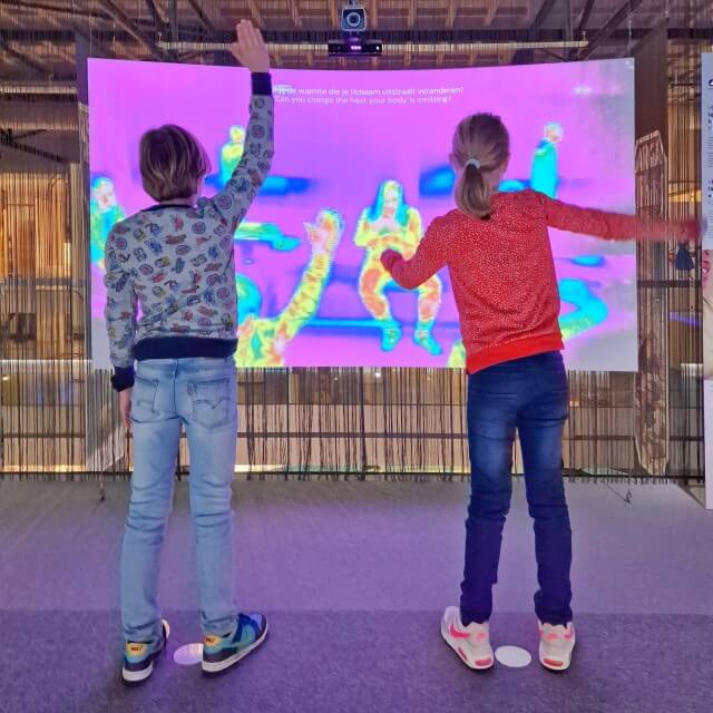 Review Philips Museum met kinderen en tieners. In het centrum van Eindhoven zit Philips Museum. Over de geschiedenis, het heden en de toekomst van Philips. Maar ook over techniek en technologische ontwikkeling. Tijd voor een korte review van ons bezoek aan het Philips Museum met kinderen en tieners.