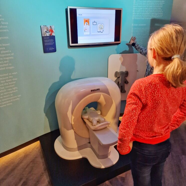 Review Philips Museum met kinderen en tieners. In het centrum van Eindhoven zit het Philips Museum. Over de geschiedenis, het heden en de toekomst van Philips. Maar ook over techniek en technologische ontwikkeling. Tijd voor een korte review van ons bezoek aan het Philips Museum met kinderen en tieners.