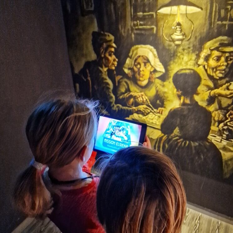 Review Philips Museum met kinderen en tieners. In het centrum van Eindhoven zit het Philips Museum. Over de geschiedenis, het heden en de toekomst van Philips. Maar ook over techniek en technologische ontwikkeling. Tijd voor een korte review van ons bezoek aan het Philips Museum met kinderen en tieners. Onze kinderen gingen aan de slag met de Mission Eureka tablet. 