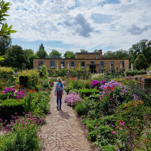 Leuke restaurants voor tieners. Restaurants voor kleintjes zijn er veel, maar voor pubers is er veel minder. Daarom maakten we een lijst met leuke restaurants voor tieners. Villa Augustus in Dordrecht is een idyllisch en kindvriendelijk hotel in het groen, maar toch in de stad Dordrecht. Met rondom de oude watertoren een prachtige tuin, een restaurant met terras en een winkel. Je kunt slapen in een hotelkamer of appartementje.