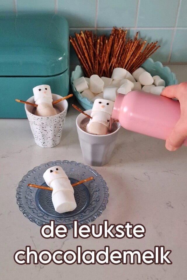 Recept voor de leukste chocolademelk. Bij koud weer hoort chocolademelk, vinden de kinderen. Groot gelijk hebben ze! En dit is het leukste recept voor chocolademelk, met sneeuwpop.