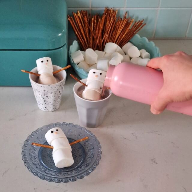 Recept voor de leukste chocolademelk. Bij koud weer hoort chocolademelk, vinden de kinderen. En groot gelijk hebben ze! En dit is het leukste recept voor chocolademelk, met sneeuwpop.