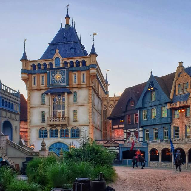 Efteling met kinderen: 10 handige tips. Wij vonden de Raveleijn show echt een aanrader voor oudere kinderen, tieners en volwassenen. Dit is in samenwerking met het Franse historische themapark Puy du Fou. Vijf ruiters moeten de magische stad Raveleijn beschermen tegen graaf Olaf en zijn vijfkoppige Draconicon. 