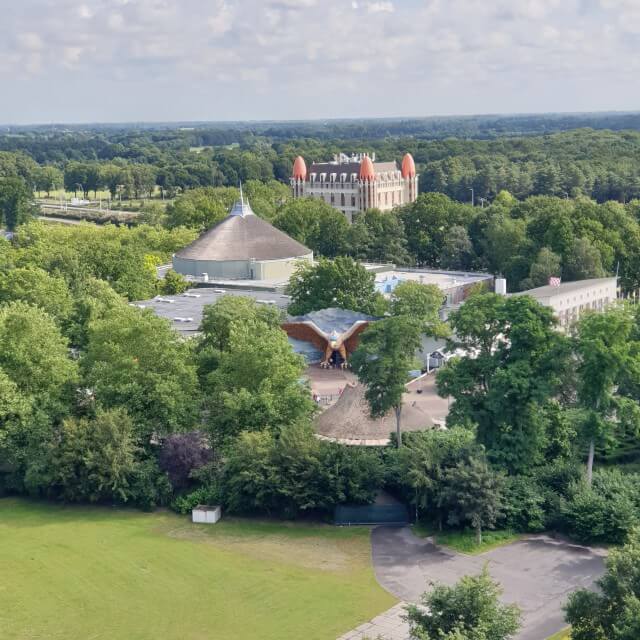 Wil je extra lang naar de Efteling met kinderen? Je kunt ook overnachten op wandelafstand. Dat kan in het Efteling Hotel, Vakantiepark Efteling Bosrijk, het Loonsche Land Hotel en Vakantiepark Efteling Loonsche Land. Het is meestal wel prijzig, ook omdat je vaak meerdere nachten moet boeken.