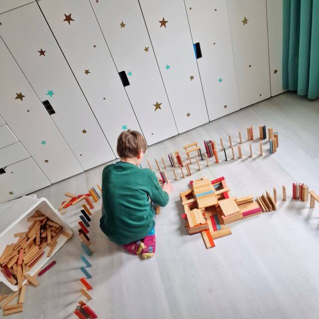 KAPLA voorbeelden: ideeën om te bouwen voor kinderen. Een domino baan spel is een leuke uitdaging voor oudere kinderen om te bouwen. Onze jongen is hier 12 jaar. Hij is vaak eindeloos aan het verbeteren om te zorgen dat alles goed valt. Vaak maakt hij er ook een filmpje van als alles omvalt.