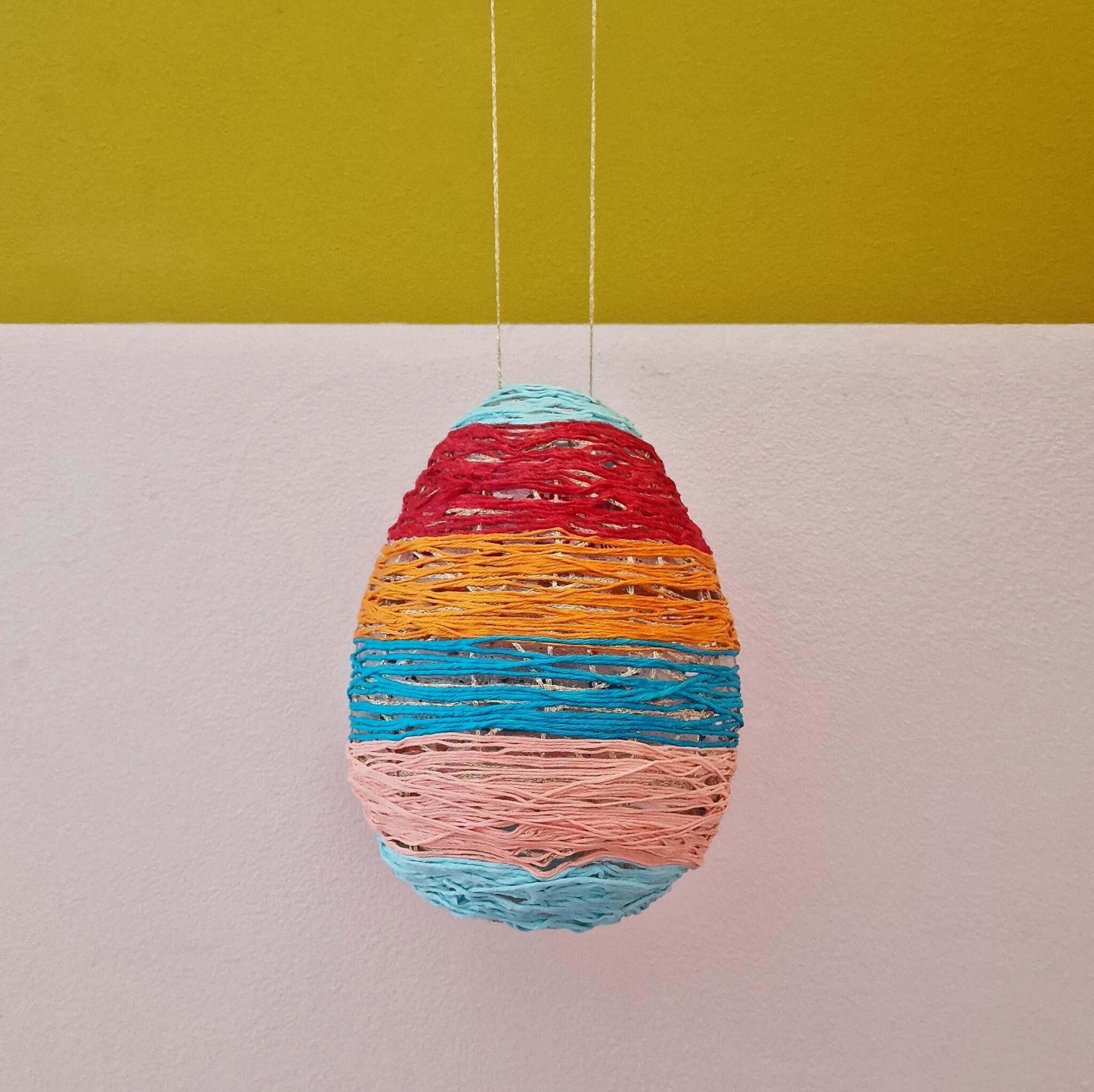 Knutselen voor Pasen: leuke ideeën met kinderen. Dit paasei kun je maken van een ballon. Leuk als decoratie voor Pasen in het raam of op de muur. 