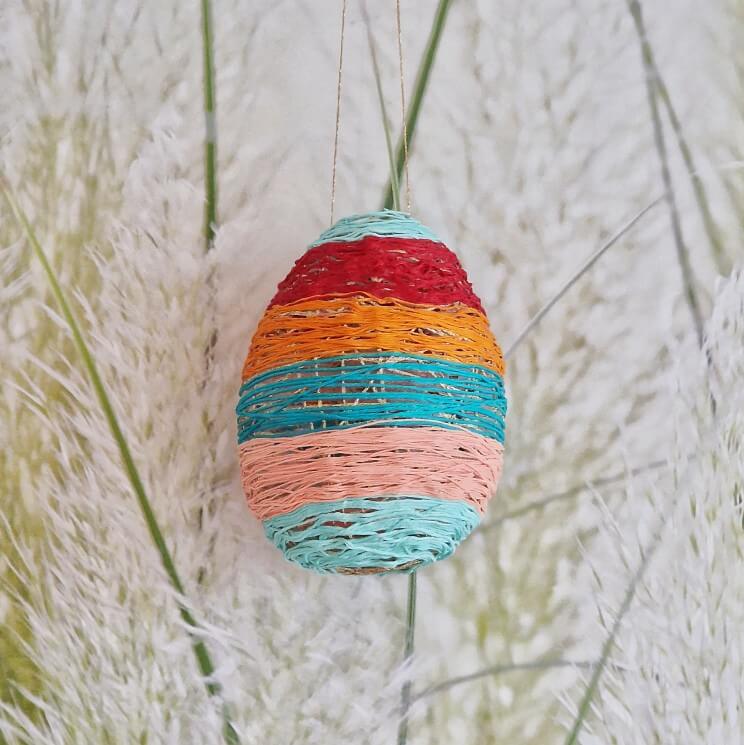 Paasdecoratie: ideeën om het huis voor Pasen te versieren. Dit paasei kun je maken van een ballon. Leuk als decoratie voor Pasen in het raam of op de muur. 