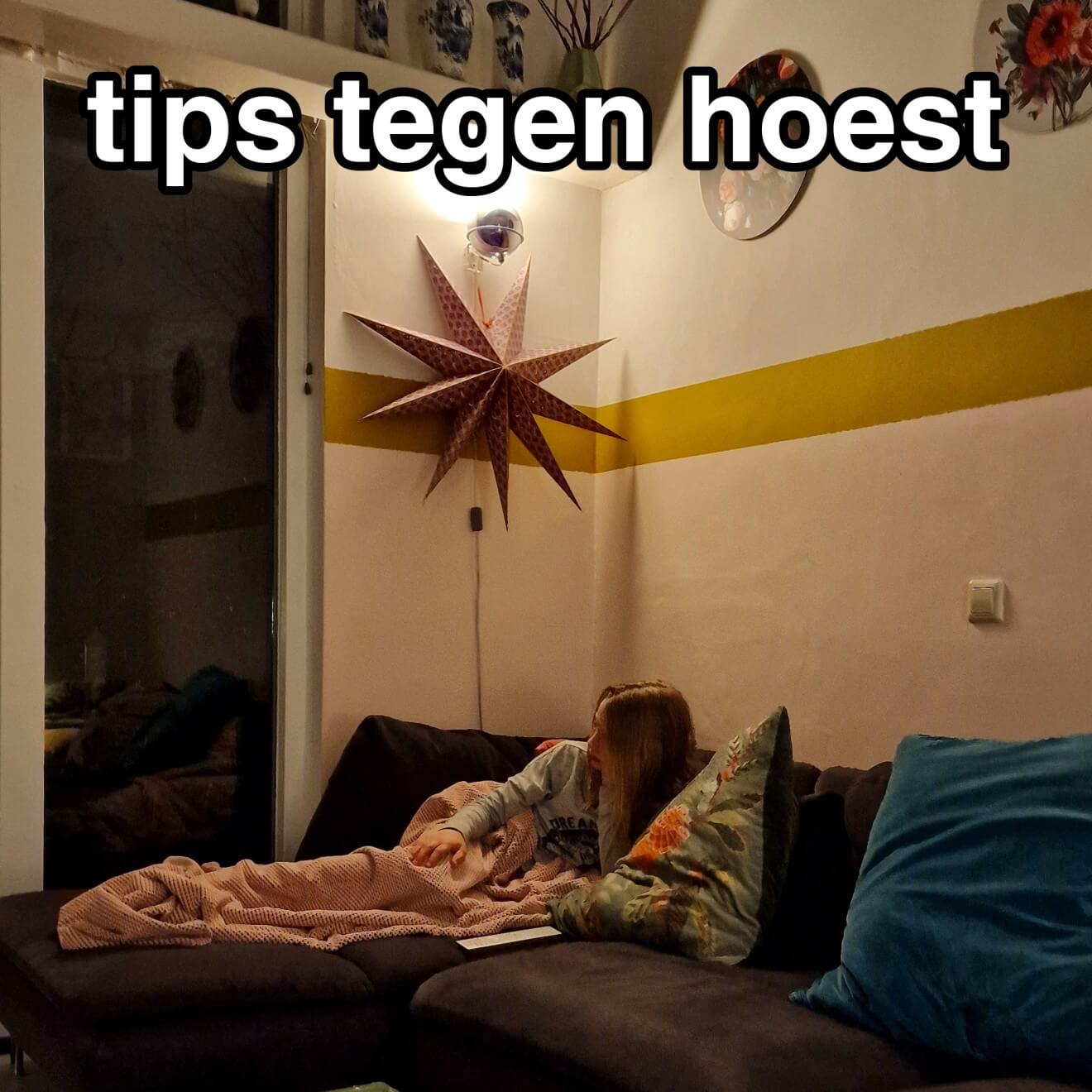 Tips om hoest te onderdrukken bij kinderen, vooral 's nachts. Het is zo sneu: sommige kinderen hoesten hun longen uit hun lijf, het ergste 's nachts in bed. Maar wat doe je tegen hoesten bij je kind, hoe kun je het stoppen? Hier vind je tips om heftige hoest te onderdrukken bij kinderen.