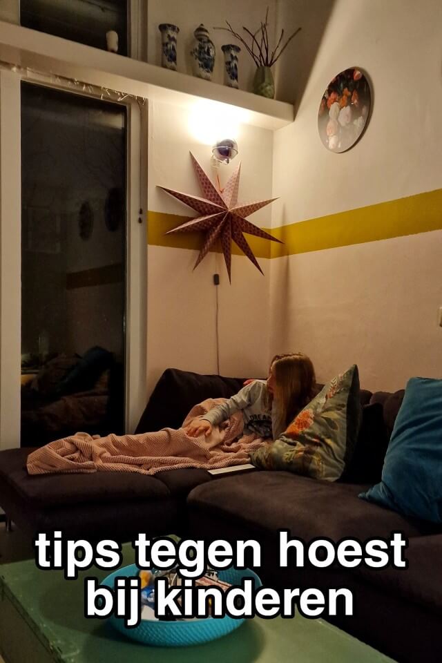 Tips om hoest te onderdrukken bij kinderen, vooral 's nachts. Het is zo sneu: sommige kinderen hoesten hun longen uit hun lijf, het ergste 's nachts in bed. Maar wat doe je tegen hoesten bij je kind, hoe kun je het stoppen? Hier vind je tips om heftige hoest te onderdrukken bij kinderen.