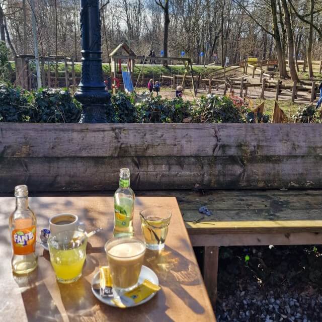 Na de wandeling kun je wat eten bij pannenkoekenhuis de Oase in Vogelenzang. Dit pannenkoekenrestaurant heeft een terras aan de voorkant met uitzicht op de speeltuin. Ook aan de achterkant zit een groot terras. Binnen is het vrij klein en er is een speelhoekje.