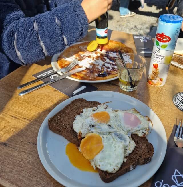 Na de wandeling kun je wat eten bij pannenkoekenhuis de Oase in Vogelenzang. Dit pannenkoekenrestaurant heeft een terras aan de voorkant met uitzicht op de speeltuin. Ook aan de achterkant zit een groot terras. Binnen is het vrij klein en er is een speelhoekje.