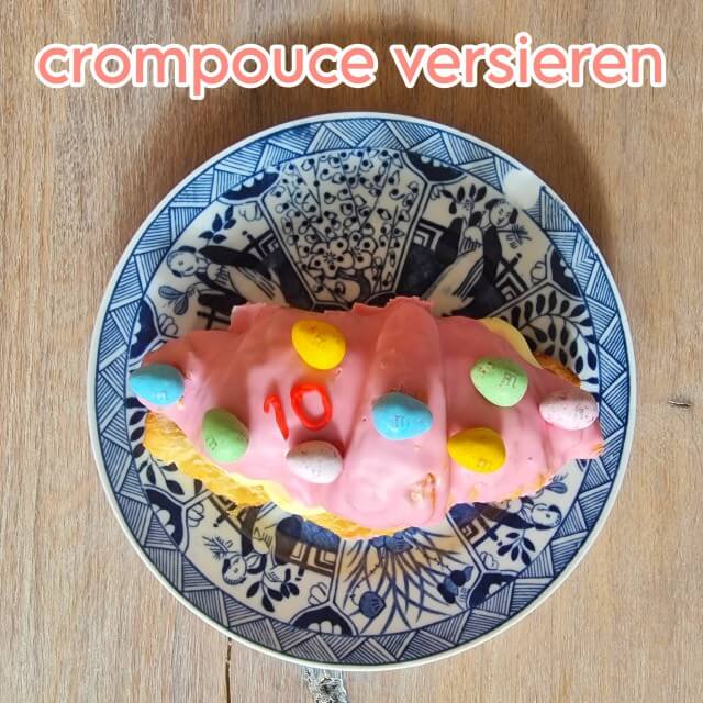 Crompouce versieren: leuke ideeën met een tompouce croissant. Opeens was de crompouce een hit en onze kinderen zijn fan. Maar ze vinden het ook grappig als we er wat leuks mee doen. Dus we verzamelen leuke ideeën om een crompouce of tompouce croissant te versieren.