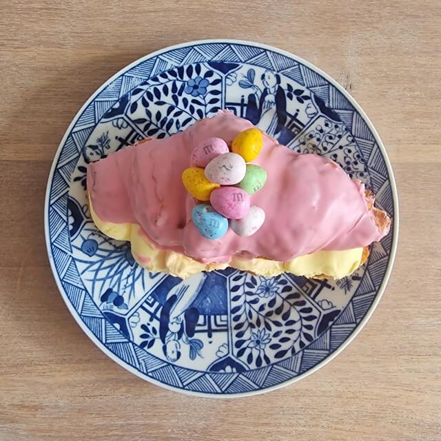 Tompouce croissant met paaseitjes. 