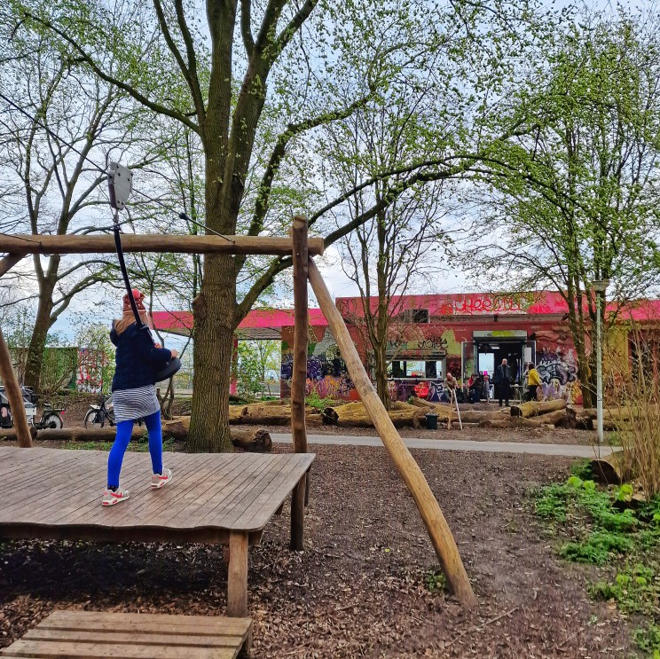 Vlakbij de Buiksloterdijk aan de noordkant van het Noorderpark zit een natuurspeeltuin bij de Tanker, dat is die roze pomp tegenover de gele pomp. Soms is dit cafeetje open, met een terras en binnen spelletjes.