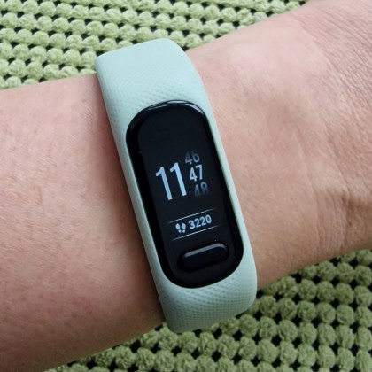 Leukste kraamcadeau: 101 cadeau ideeën voor geboorte van baby. Sporten schiet er vaak bij in met een pasgeboren kind. Maar wandelen kan doorgaans wel. Een smartwatch, stappenteller of activity tracker is dan een fijn cadeau. Ik heb er momenteel een van Garmin, een mooi ontwerp met een goede prijs kwaliteit verhouding.