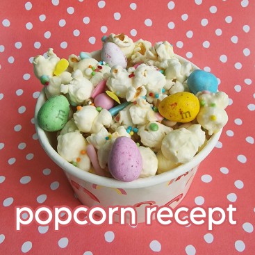 Hysterisch popcorn recept: kleurrijk en zo lekker. Op zoek naar een leuke traktatie of iets lekkers voor een kinderfeestje? Maak dan dit hysterisch popcorn recept, succes verzekerd. Want dit recept is zo kleurrijk en zo lekker.