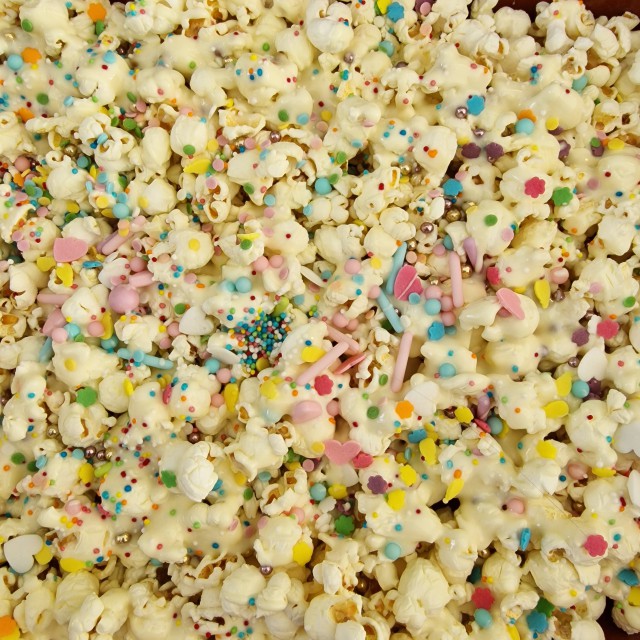 Hysterisch popcorn recept: kleurrijk en zo lekker. Op zoek naar een leuke traktatie of iets lekkers voor een kinderfeestje? Maak dan dit hysterisch popcorn recept, succes verzekerd. Want dit recept is zo kleurrijk en zo lekker.