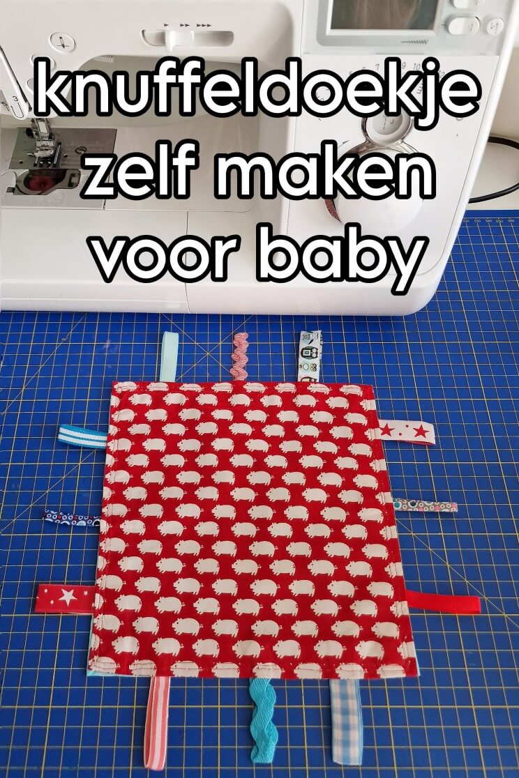 DIY: een knuffeldoekje voor je baby zelf maken. Een knuffeldoekje is eigenlijk het eerste waar je baby mee kan spelen. Door aan de lintjes te frunniken en de stof te voelen oefent je baby zijn tastzin, door het in zijn handjes te houden en er aan te sabbelen. Het is een leuk en makkelijk project om zelf te maken. Zo kun je een knuffeldoekje voor je baby zelf maken. 