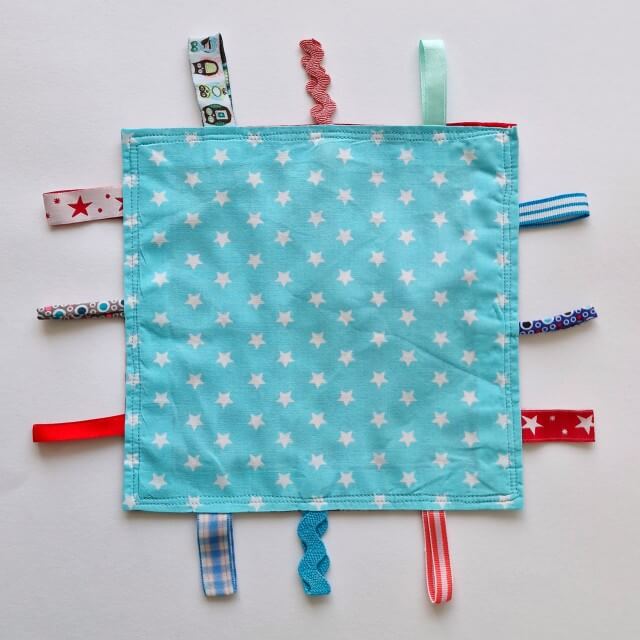 DIY: een knuffeldoekje voor je baby zelf maken. Een knuffeldoekje is eigenlijk het eerste waar je baby mee kan spelen. Door aan de lintjes te frunniken en de stof te voelen oefent je baby zijn tastzin, door het in zijn handjes te houden en er aan te sabbelen. Het is een leuk en makkelijk project om zelf te maken. Zo kun je een knuffeldoekje voor je baby zelf maken. 