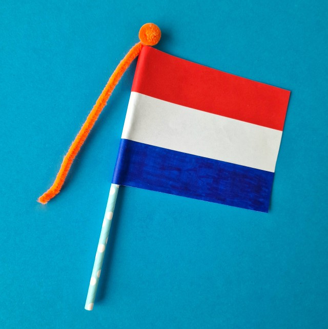 Knutselen voor Koningsdag en Oranje: 30 leuke ideeën. Is er een WK of EK van Oranje of het Nederlands elftal, of Koningsdag of wat dan ook: dan is een vlaggetje van papier leuk om te knutselen. 