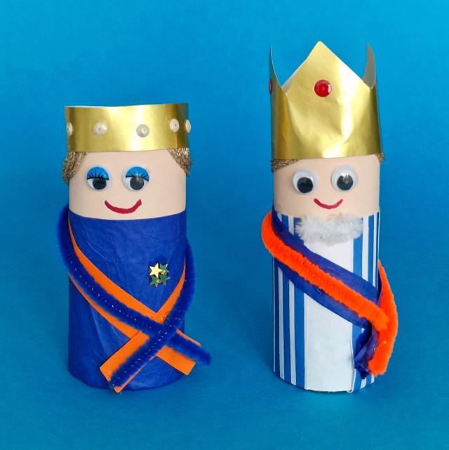 Koning Willem Alexander en koningin Maxima van wc rollen knutselen.