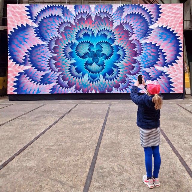 STRAAT museum Amsterdam met kinderen en tieners. Zoek je een hip kids uitje in Amsterdam Noord? STRAAT museum is leuk voor oudere kinderen en tieners. Je vindt er graffiti en street art in een stoere oude loods op de NDSM-werf. 