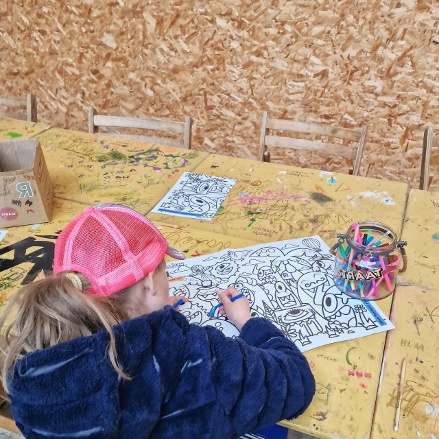 Op de achterkant van de speurtocht staat een graffiti kleurplaat. Daarmee kunnen kids aan de tekentafel gaan zitten, terwijl ouders nog even rondlopen. Wij hebben de kleurplaat voor thuis bewaard. 