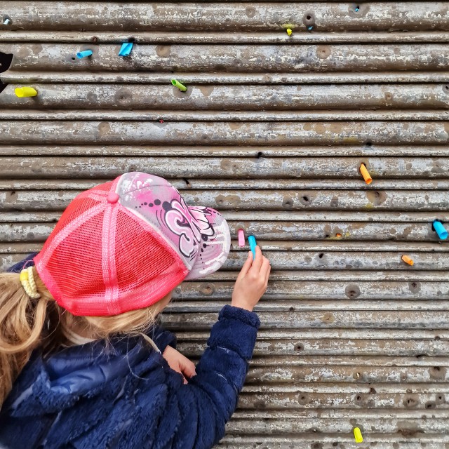 STRAAT museum Amsterdam met kinderen en tieners. Zoek je een hip kids uitje in Amsterdam Noord? STRAAT museum is leuk voor oudere kinderen en tieners. Je vindt er graffiti en street art in een stoere oude loods op de NDSM-werf. 