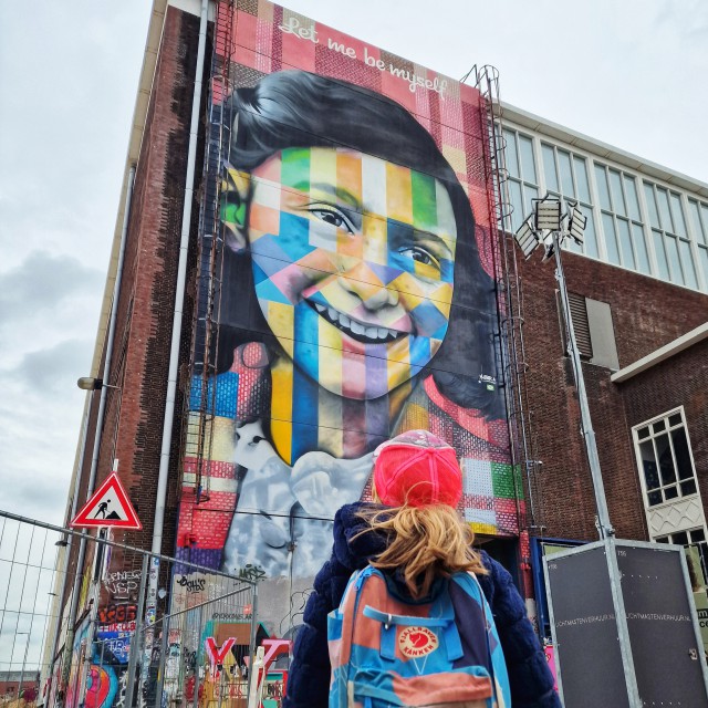 STRAAT museum Amsterdam met kinderen en tieners. Zoek je een hip kids uitje in Amsterdam Noord? STRAAT museum is leuk voor oudere kinderen en tieners. Je vindt er graffiti en street art in een stoere oude loods op de NDSM-werf. Bij de ingang is het kunstwerk van Anne Frank. 