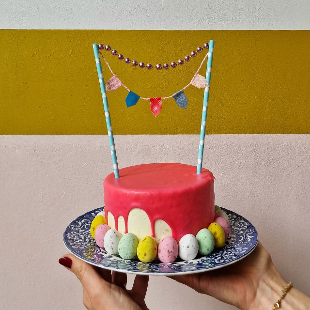 Een cake of taart topper op een verjaardagstaart kun je zelf knutselen, met rietjes, bakkerstouw en masking tape. 