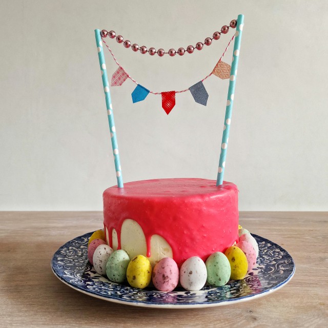 Verjaardag knutselen: leuke ideeën voor jarige kinderen. Een cake of taart topper op een verjaardagstaart kun je zelf knutselen, met rietjes, bakkerstouw en masking tape. 