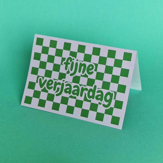 Ik ben gek op hippe felle kleuren en geometrische blokken, zoals dit verjaardagskaartje in groen en paars.