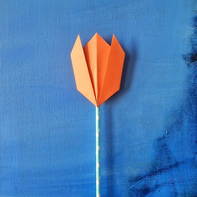 Knutselen voor Koningsdag en Oranje, leuke ideeën en tips. Zoals deze oranje origami tulpen uit Amsterdam. Ook leuk om in de bovenbouw op school of op de bso te knutselen met de hele klas, als decoratie in het klaslokaal. 
