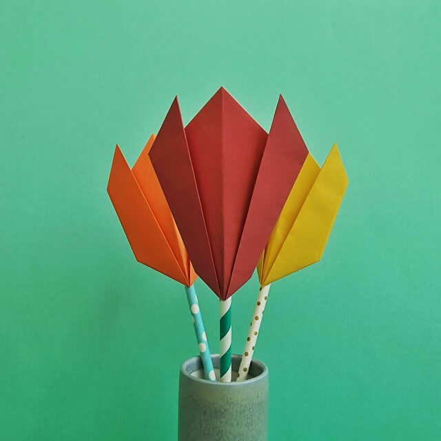 Origami vouwen: makkelijke ideeën en voorbeelden. Deze tulp is een van de makkelijkste origami ideeën die je kunt vouwen. De basis is een origami blaadje, zoals deze oranje. Nadat je de bloem gevouwen hebt, plak je er een papieren rietje aan vast. 