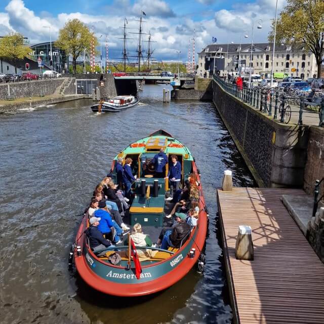 Cultuur Ferry Amsterdam: hop on hop off museum boot. De Cultuur Ferry is een leuke manier om Amsterdam te ontdekken met kinderen. Deze hop on hop off boot vaart van het ene naar het andere museum. Ondertussen ontdek je Amsterdam vanaf het water. 