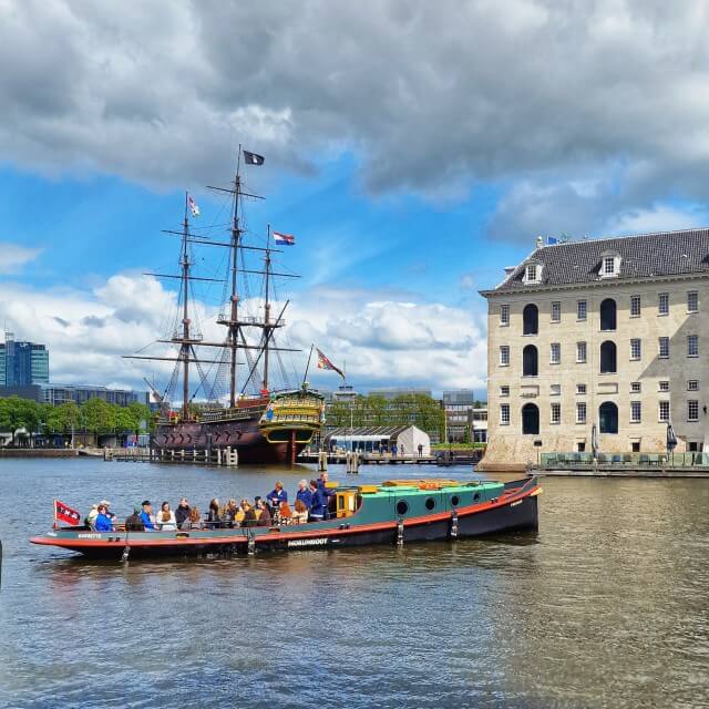 Cultuur Ferry Amsterdam: hop on hop off museum boot. De Cultuur Ferry is een leuke manier om Amsterdam te ontdekken. Deze hop on hop off boot vaart van het ene naar het andere museum. Ondertussen ontdek je Amsterdam vanaf het water.