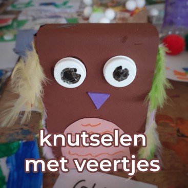 Knutselen met veertjes: leuke ideeën. Veertjes zijn heel leuk om mee te knutselen. Hier vind je ideeën om te knutselen met kleurrijke veertjes.